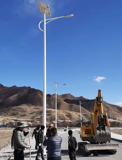 甘南碌曲10米军垦路街道太阳能路灯项目