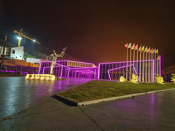 城市亮化是现代城市建设的重要组成部分，它不仅可以美化城市的夜景，还能提升城市的整体形象。随着科技的不断进步，城市亮化也得到了更多的关注和创新。本文将介绍一些关于城市亮化的创意和技术，帮助读者了解军垦路街道城市亮化的重要性以及如何进行军垦路街道城市亮化的规划和实施。